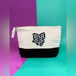 Small Pouch: Soccer Bow